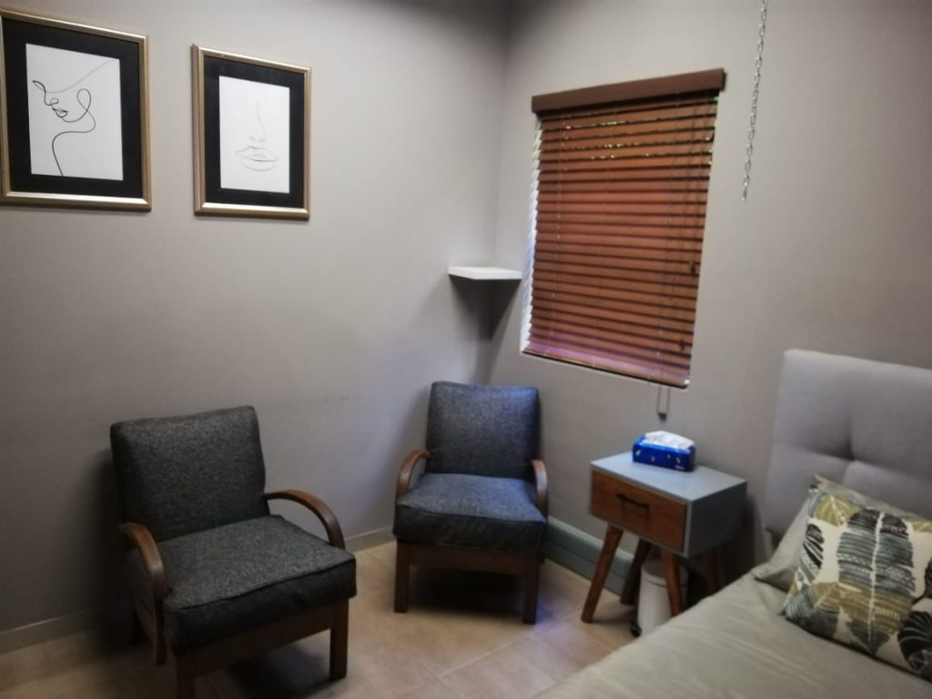 Private patient recovery room at Reproductive Choices SA designed for comfort, monitoring and post-procedure care.